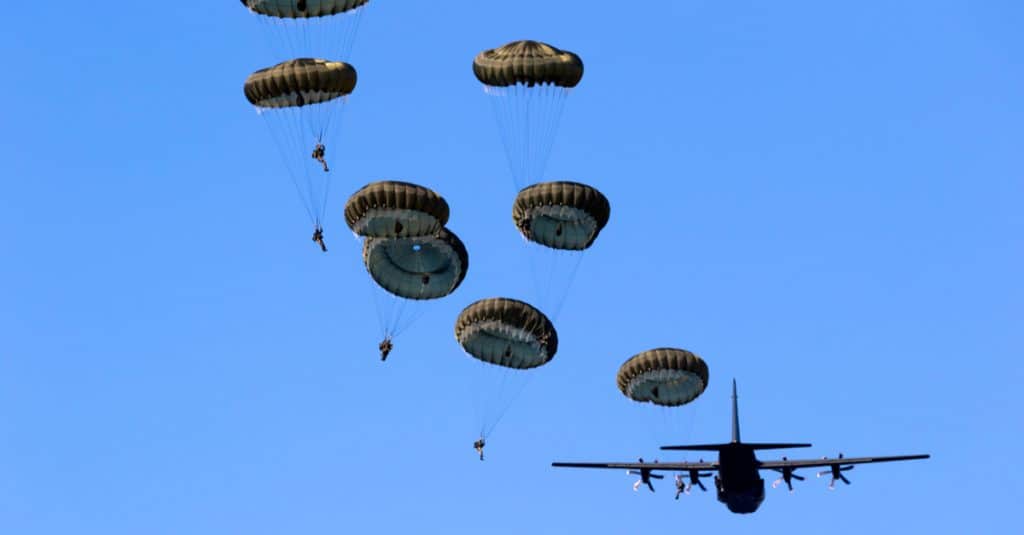 Parachutistes militaires sautant d'un avion de l'armée de l'air