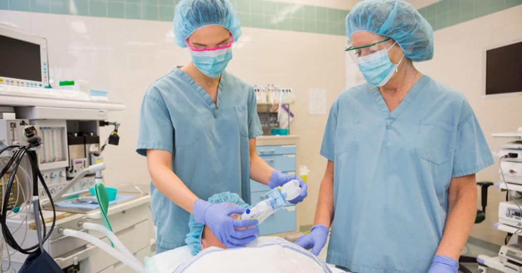 Infirmière et anesthésiste dans un bloc opératoire