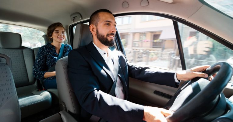 Devenir Chauffeur de taxi : missions, salaire et formation