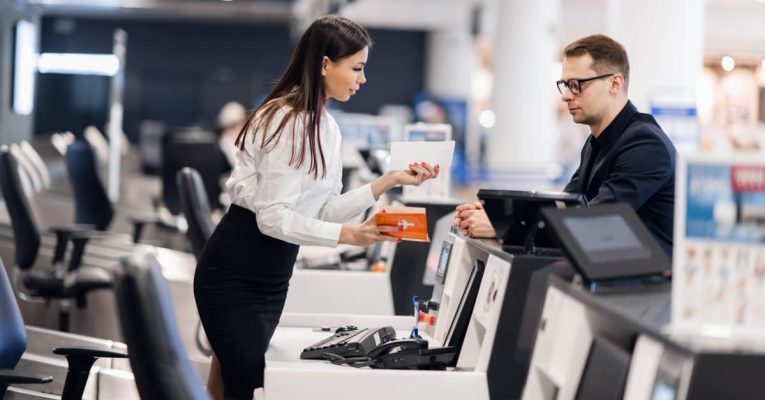 Devenir Agent d’enregistrement à l’aéroport : missions, salaire et formation