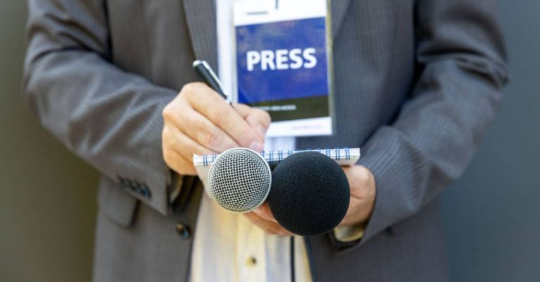 Devenir journaliste : missions, salaire et formation