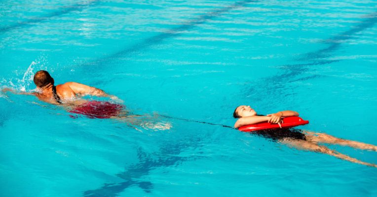 Devenir maître-nageur : missions, salaire et formation