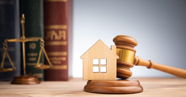 Devenir juriste en droit immobilier : missions, salaire et formation