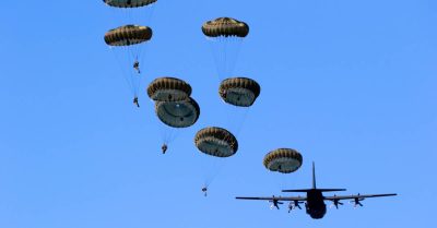 Parachutistes militaires sautant d