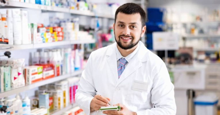 Devenir préparateur en pharmacie : missions, salaire et formation