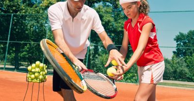 Devenir moniteur de tennis : missions, salaire et formation