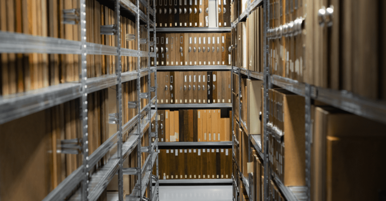 Devenir Archiviste : missions, salaire et formation