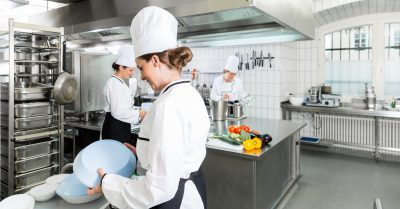 Devenir Commis de cuisine : missions, salaire et formation